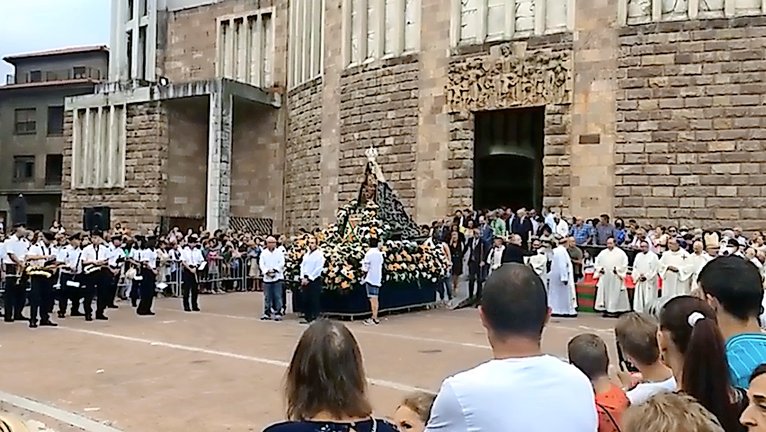 La talla de la Virgen Grande en la plaza tras salir de la misa. / ALERTA