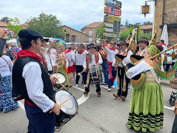 Los piteros y tamborileros durante la celebración del Día de Cantabria.