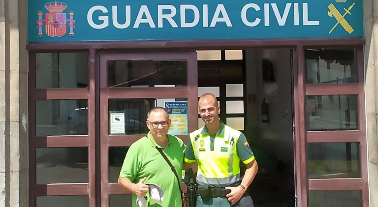 El peregrino durante su visita a la Guardia Civil de Laredo y agradecimiento al Guardia Civil.