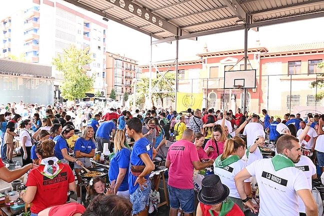 El tradicional concurso de arroz se celebró ayer en la plaza de La Llama de Torrelavega durante la mañana de ayer. / ALERTA