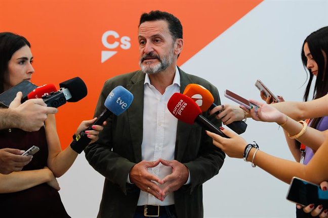 El portavoz de Ciudadanos, Edmundo Bal, atiende a los medios este miércoles en la sede del partido, en Madrid. EFE/Luis Millán