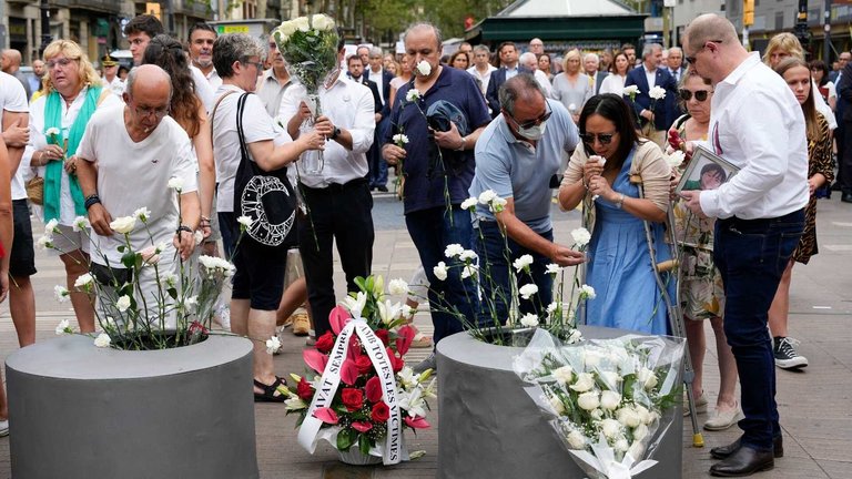 Las Ramblas de Barcelona han acogido este miércoles el homenaje a las víctimas del doble atentado de Catañuña del 17A.