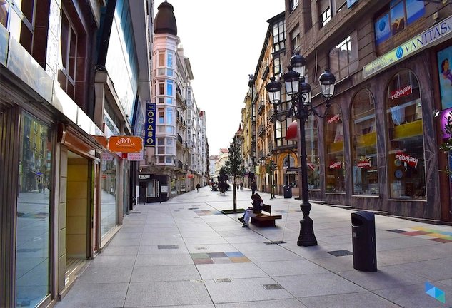 Una calle comercial del centro de Santander. / alerta