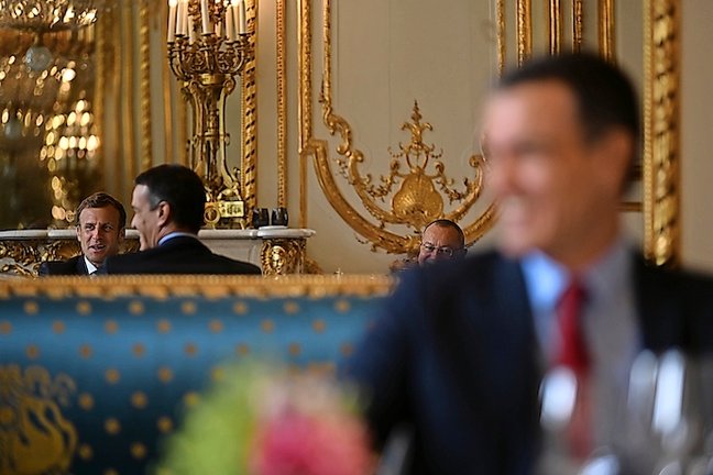 El presidente del Gobierno, Pedro Sánchez (d) y el presidente de la República Francesa, Emmanuel Macron (reflejado en el espejo), en el Palacio del Elíseo con ocasión de una reunión de trabajo. / ARCHIVO