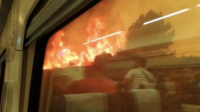 El tren de Bejís atrapado en las llamas de un incendio.