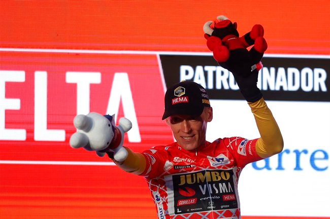 El neerlandés Robert Gesink ha estrenado el maillot rojo de la 77 edición de la Vuelta a España tras el triunfo del Jumbo Visma en la contrarreloj por equipos disputada este viernes en Utrecht sobre un recorrido de 23,3 km. EFE/ Javier Lizón