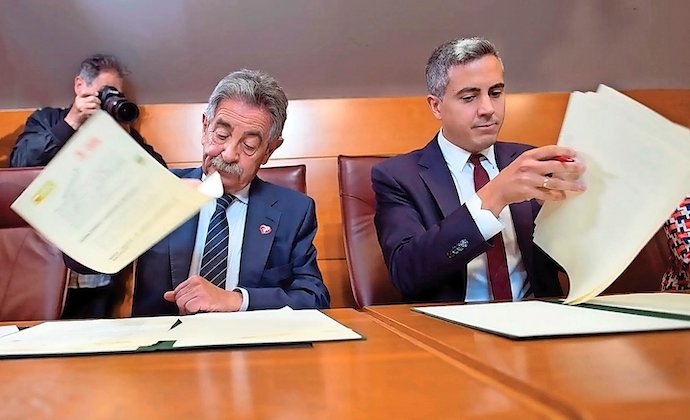 Miguel Ángel Revilla y Pablo Zuloaga en el momento de firmar el acuerdo de gobierno entre PRC y PSOE. / ALERTA