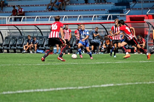 Una jugada del amistoso entre Bilbao Athletic y Gimnástica. / ALERTA