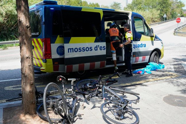 Un coche ha embestido a un grupo de 9 ciclistas en la C-243c, a la altura de Castellbisbal (Barcelona), y se ha dado a la fuga dejando al menos dos muertos, al tiempo que otros dos ciclistas presentan heridas de diversa consideración. Según ha informado este domingo el Servei Català de Trànsit (SCT), 5 patrullas de los Mossos d'Esquadra, 5 dotaciones de los Bomberos de la Generalitat, 5 ambulancias y un helicóptero del Servicio Médico de Emergencias (SEM) se han desplazado hasta el lugar de los hechos. EFE/Alejandro García