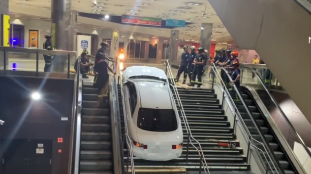 Roba un coche y se queda atrapado en las escaleras del intercambiador de Plaza Elíptica en Madrid