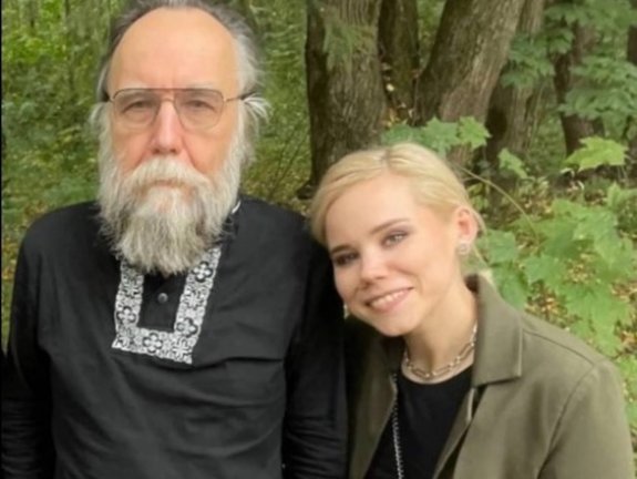 Alexander Dugin junto a su hija.