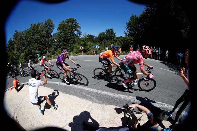 El grupo de escapados durante la cuarta etapa de la Vuelta Ciclista España, este martes desde Vitoria para finalizar en Laguardia tras 152,5 km de recorrido. EFE/Javier Lizón