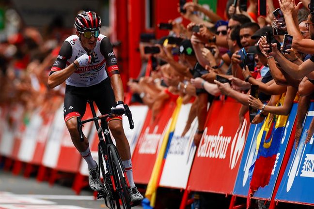 El corredor Marc Soler, del equipo UAE, entra vencedor de la quinta etapa de La Vuelta disputada este miércoles entre Irún y Bilbao, con 187,2 km de recorrido.- EFE/Javier Lizón