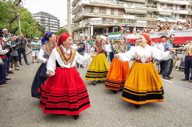 Varias mujeres bailando con el traje tradicional cántabro. / ALERTA