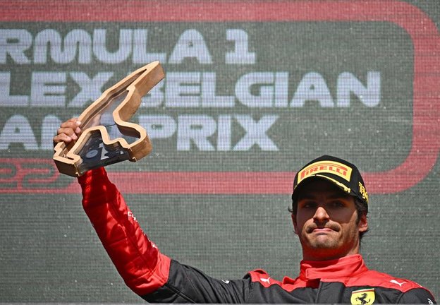 El piloto español de Fórmula Uno Carlos Sainz, de la Scuderia Ferrari, en tercer lugar, reacciona en el podio del Gran Premio de Bélgica de Fórmula Uno en el circuito de Spa-Francorchamps en Stavelot, Bélgica, este domingo. EFE/ Christian Bruna