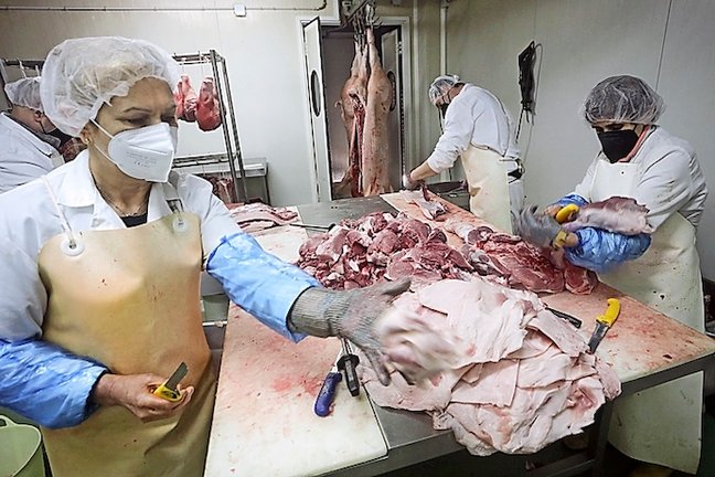 Varios carniceros trabajando en la sala de despiece de un matadero. / Carlos Castro