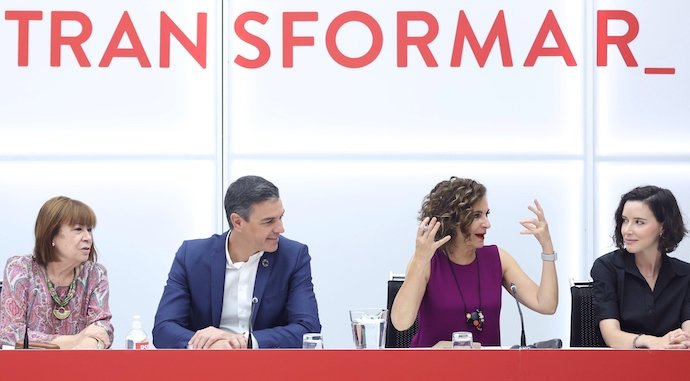 La presidenta del PSOE, Cristina Narbona; el presidente del Gobierno, Pedro Sánchez; la número dos del partido, María Jesús Montero. / Eduardo Parra / Europa Press