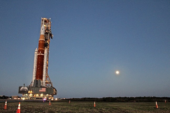 El Artemis I mientras se mueve sobre un transportador hacia su plataforma de lanzamiento el 17 de marzo en el Centro Espacial Kennedy, en Cabo Cañaveral (Estados Unidos). / Oficina Turismo Costa Espacial Florida