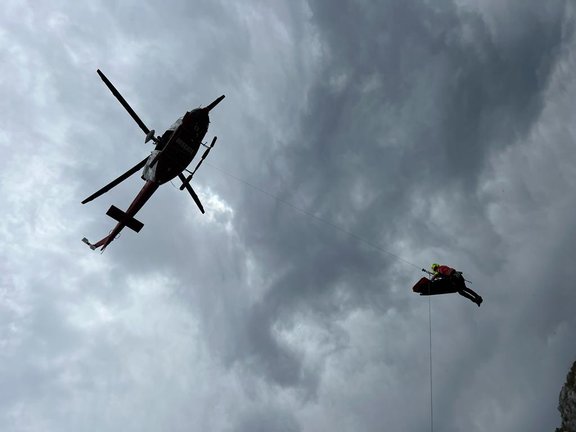 El helicóptero de Cantabria durante el rescate del cuerpo.