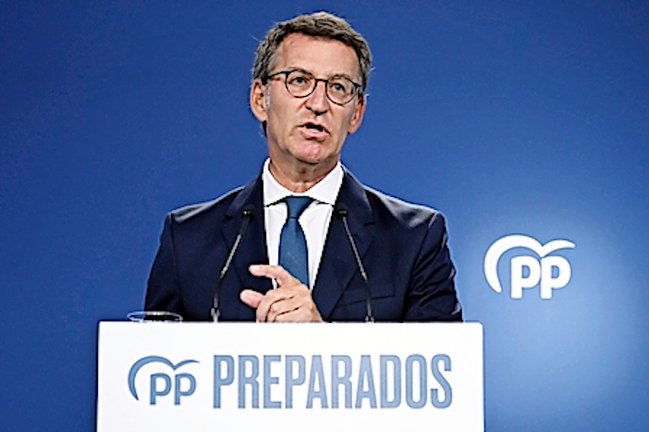 El presidente del PP, Alberto Núñez Feijóo, durante la rueda de prensa ofrecida este lunes en la sede de partido. EFE/David Fernández
