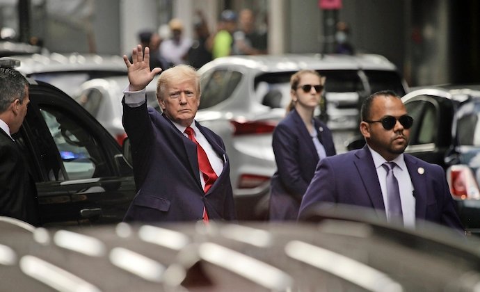 El expresidente de los Estados Unidos, Donald Trump, a su salida de la Torre Trump en Nueva York. / Niyi fote