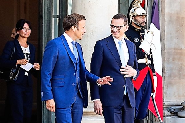 El presidente francés, Emmanuel Macron (izq), y el primer ministro polaco, Mateusz Morawiecki (der), caminan fuera del Palacio del Elíseo después de su reunión en París. EFE/EPA/MOHAMMED BADRA
