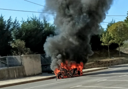 La moto en llamas tras el incidente. / R. ZUBELZU