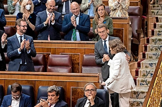 El presidente del Partido Popular, Alberto Núñez Feijóo, toma de la mano a la portavoz del PP Cuca Gamarra, durante el debate. / Alberto Ortega