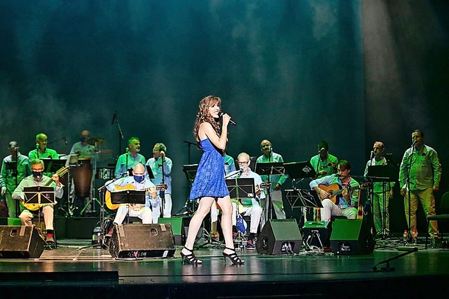 La cantante Sara Sua sobre los escenarios acompañada de una orquesta./ ALERTA