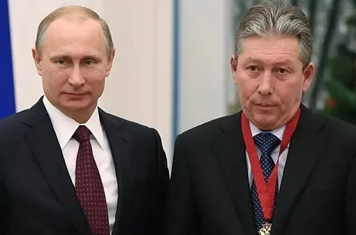 El presidente de Lukoil, Ravil Maganov, junto a Vladimir Putin.KREMLIN