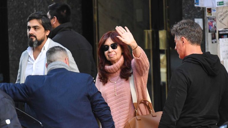 Cristina Kirchner agradece el apoyo a sus seguidores en su primera aparición en Buenos Aires tras el intento de asesinato.AP