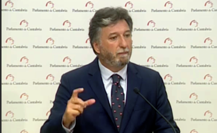 El portavoz de VOX en la Cámara, Cristóbal Palacio durante la rueda de prensa en el Parlamento de Cantabria. / ALERTA
