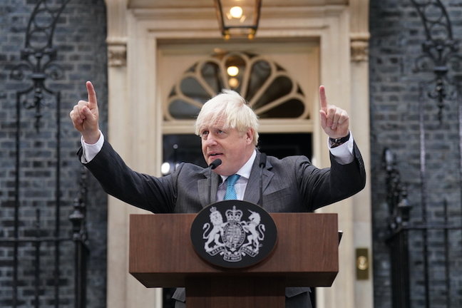El primer ministro británico saliente, Boris Johnson, se despide de su equipo a las puertas de Downing Street, el 6 de septiembre de 2022.EP