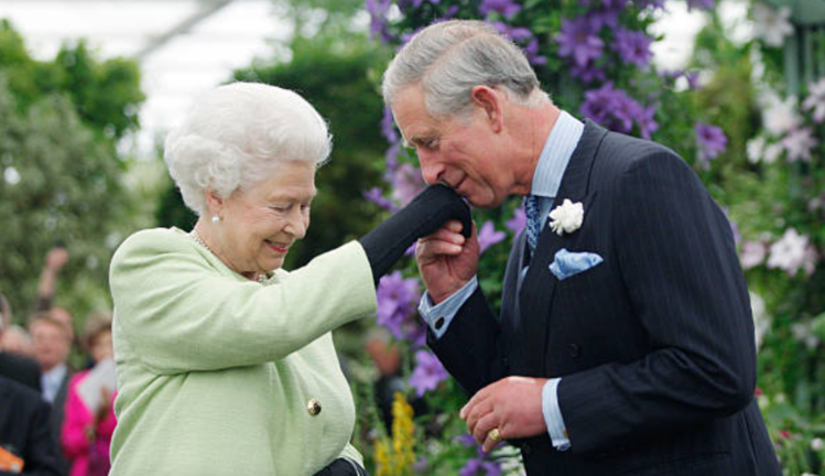 La Reina Isabel II entrega al Príncipe Carlos, Príncipe de Gales, la Medalla de Honor Victoria de la Real Sociedad de Horticultura durante una visita a la Exposición de Flores de Chelsea el 18 de mayo de 2009 en Londres. La Medalla de Honor Victoria es el más alto galardón que puede conceder la Real Sociedad de Horticultura. (Foto de Sang Tan/WPA Pool/Getty Images)