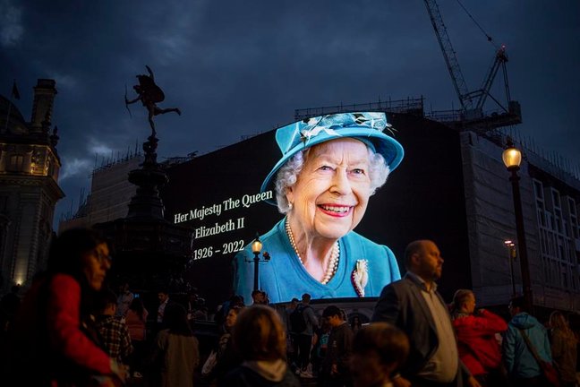 Una pantalla conmemorativa de la reina Isabel II de Gran Bretaña en Piccadilly Circus, Londres. EFE/EPA/TOLGA AKMEN