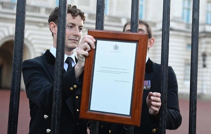 Miembros de la casa real publican el anuncio oficial de la muerte de la reina Isabel II de Gran Bretaña en las puertas del Palacio de Buckingham en Londres. EFE/EPA/NEIL HALL