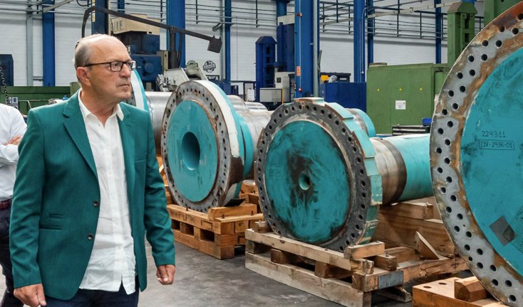 El consejero de Industria, Javier López Marcano, visita las instalaciones de la fábrica de GOMUR (Polígono de Morero) en Guarnizo (El Astillero).
