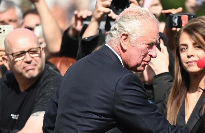 El rey Carlos III saludando a los llegados hasta el Palacio de Buckingham para darle la bienvenida en Londres ayer. ENEIL HALL