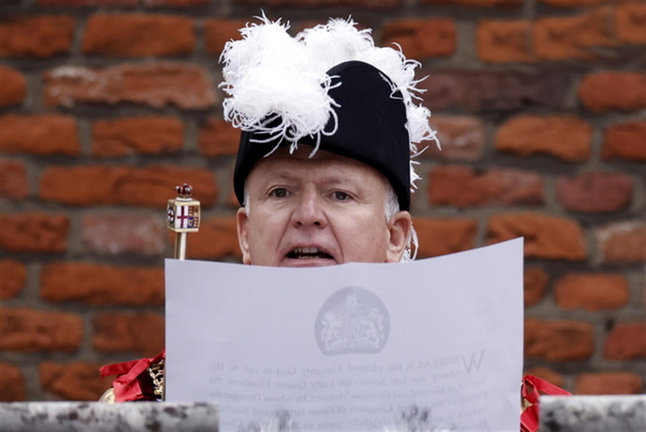 El funcionario conocido como Rey de Armas, David Vines White, lee a la ciudadanía la proclamación de Carlos III como nuevo soberano del Reino Unido. /YOAN VALAT