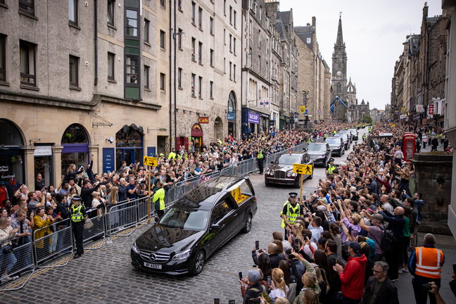 El cortejo fúnebre de la reina Isabel II llega a Edimburgo. / EFE
