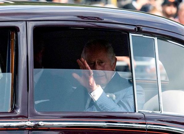 El rey Carlos III llega al palacio de Buckingham en Londres. / EFE