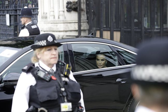 Los reyes de España llegan en automóvil a Westminster Hall para presentar sus respetos a la difunta reina Isabel II en Londres. EFE/EPA/OLIVIER HOSLET