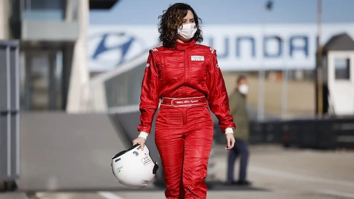 sabel Díaz Ayuso se viste como un piloto profesional durante la visita al Circuito de Madrid Jarama. / CM