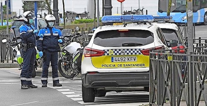 Dos agentes de la Policía Local de Santander durante un control rutinario. / ALERTA