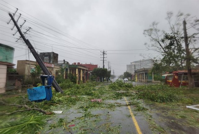Pocas horas después de que 'Ian' haya tocado tierra en el suroeste de Florida como un huracán de categoría cuatro con vientos de hasta 150 kilómetros por hora, casi dos millones de personas se han quedado sin electricidad a lo largo de multitud de condados de todo el estado.