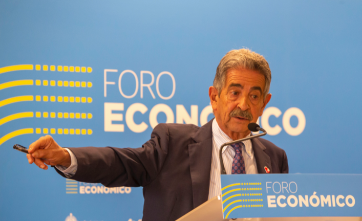 El presidente de Cantabria, Miguel Ángel Revilla, interviene en un Foro Económico.