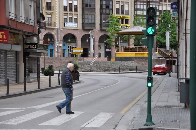 Un hombre de avanzada edad cruza por la arteria principal de la ciudad con los comercios cerrados. / ALERTA