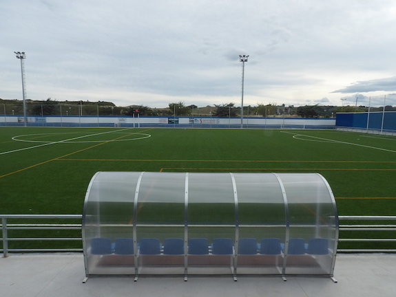 Vista del renovado campo de fútbol de Suances que podrá albergar un proyecto deportivo de primer orden, con equipos de todas las categorías. / alerta