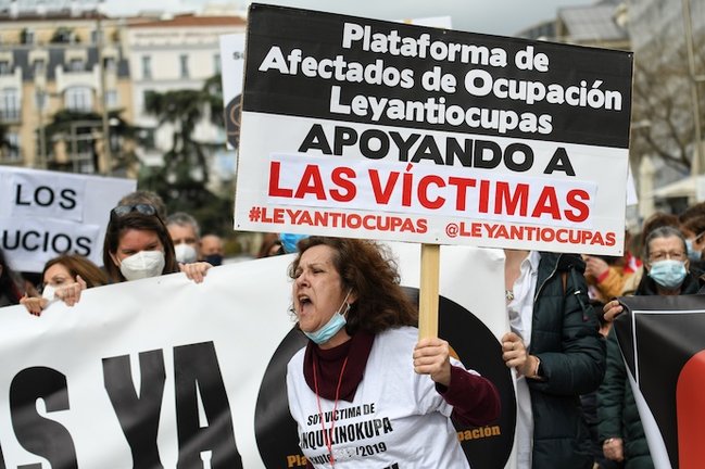 Una mujer, con un chaleco que pone 'Soy víctima de inquilino okupa' grita en la concentración en apoyo a los afectados por la okupación, el pasado 27 de marzo de 2022, en Madrid (España). /
Fernando Sánchez /