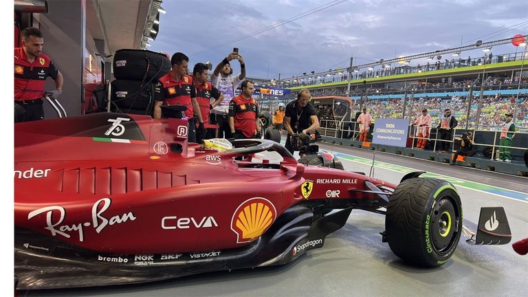 Charles Leclerc (Ferrari) celebra su pole en Singapur. / AFP